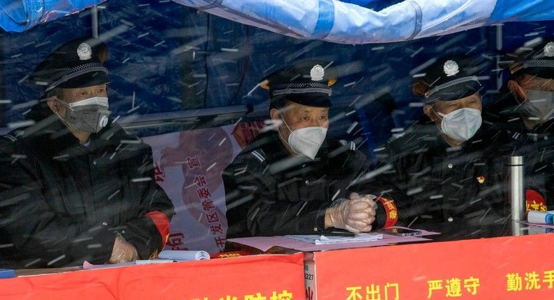 保安大叔，雪中門神.jpg